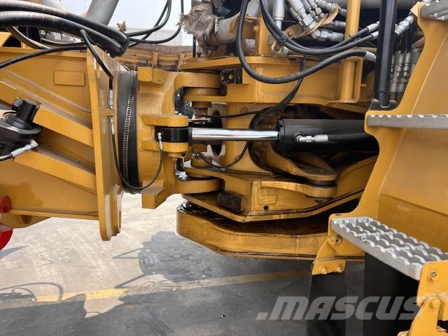 CAT 745 Dumper - Knickgelenk