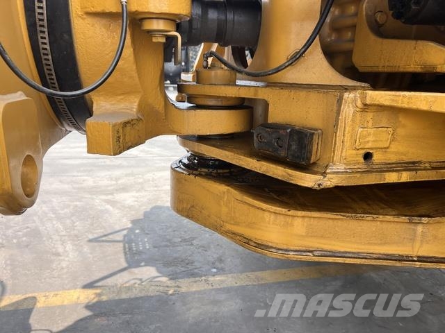 CAT 745 Dumper - Knickgelenk