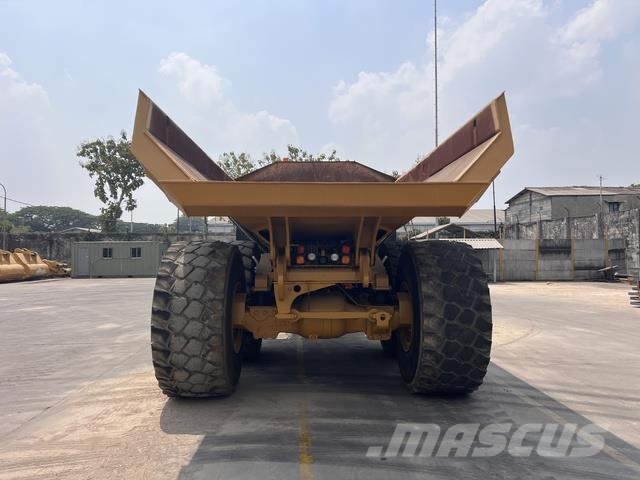 CAT 745 Dumper - Knickgelenk