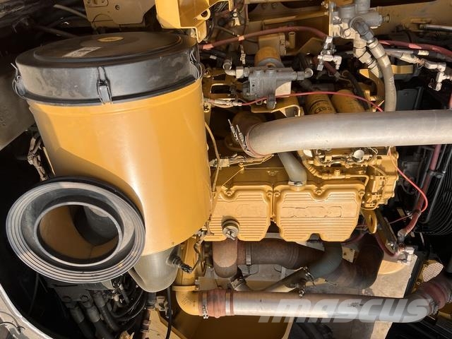 CAT 745 Dumper - Knickgelenk