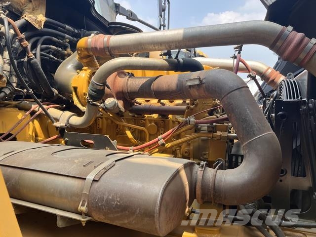 CAT 745 Dumper - Knickgelenk