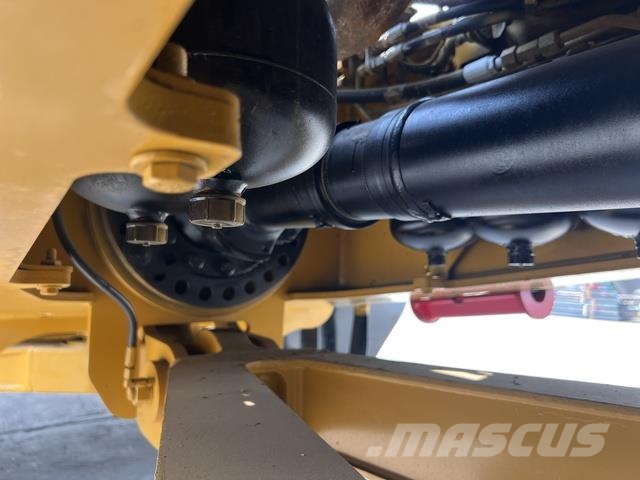 CAT 745 Dumper - Knickgelenk