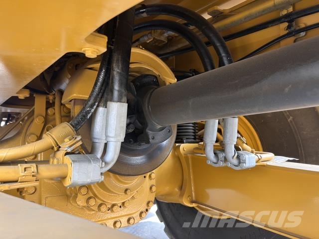 CAT 745 Dumper - Knickgelenk