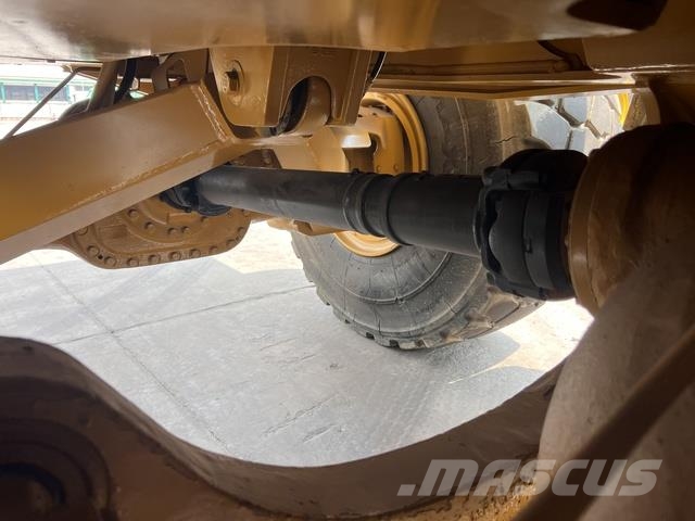 CAT 745 Dumper - Knickgelenk