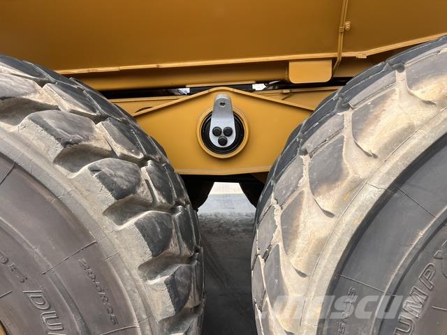 CAT 745 Dumper - Knickgelenk