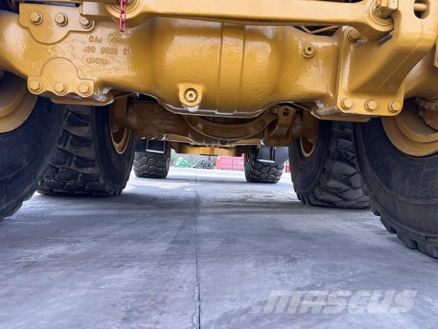 CAT 745 Dumper - Knickgelenk