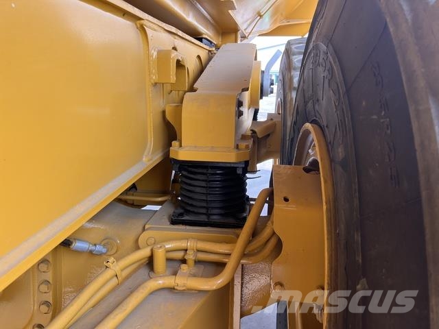 CAT 745 Dumper - Knickgelenk