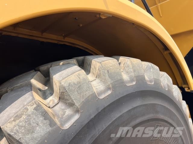 CAT 745 Dumper - Knickgelenk