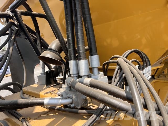 CAT 745 Dumper - Knickgelenk