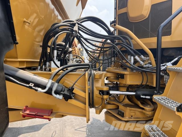 CAT 745 Dumper - Knickgelenk