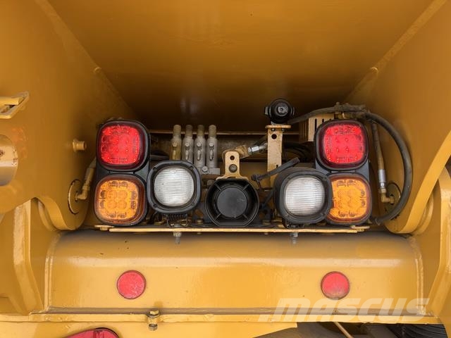CAT 745 Dumper - Knickgelenk