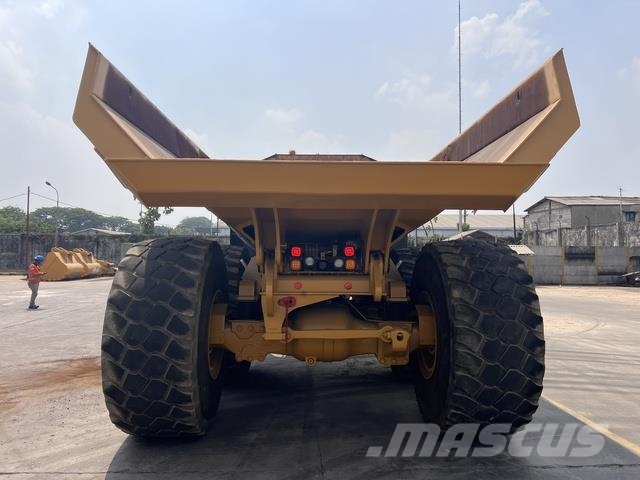 CAT 745 Dumper - Knickgelenk