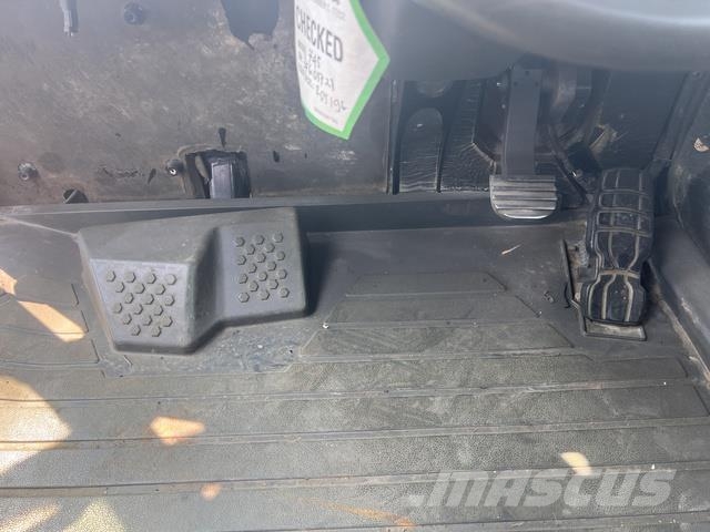 CAT 745 Dumper - Knickgelenk