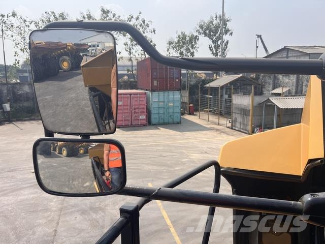 CAT 745 Dumper - Knickgelenk