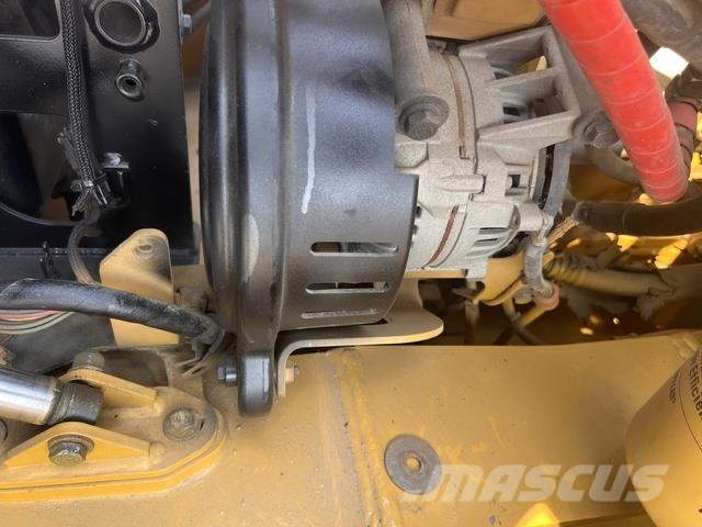 CAT 745 Dumper - Knickgelenk