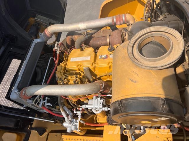CAT 745 Dumper - Knickgelenk