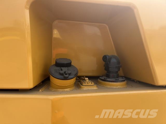 CAT 745 Dumper - Knickgelenk