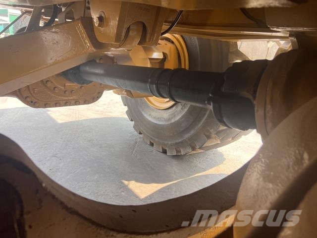 CAT 745 Dumper - Knickgelenk