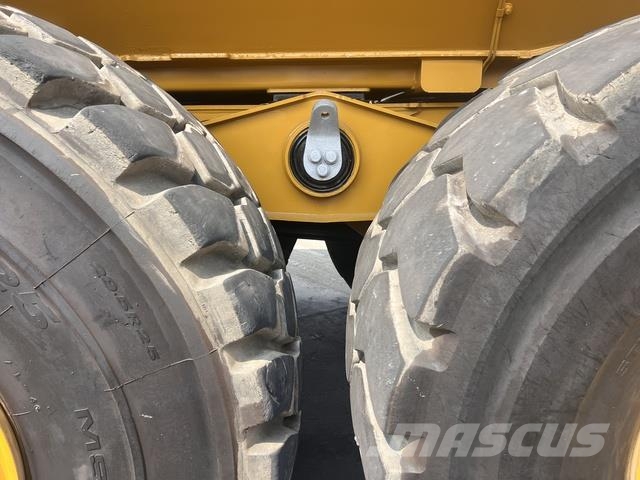 CAT 745 Dumper - Knickgelenk