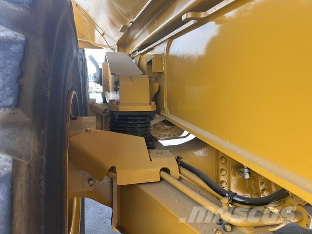 CAT 745 Dumper - Knickgelenk