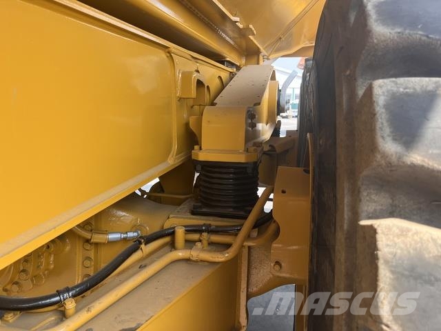 CAT 745 Dumper - Knickgelenk