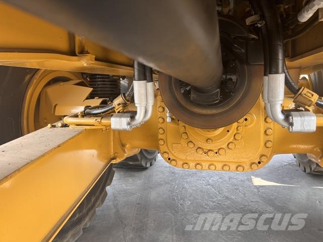 CAT 745 Dumper - Knickgelenk