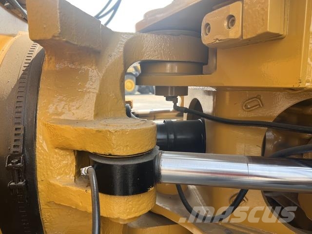 CAT 745 Dumper - Knickgelenk