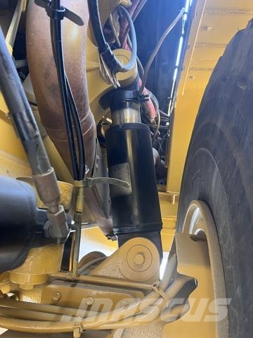 CAT 745 Dumper - Knickgelenk