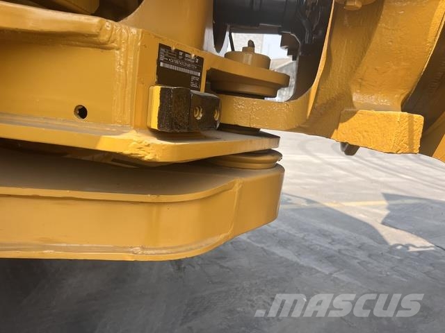 CAT 745 Dumper - Knickgelenk