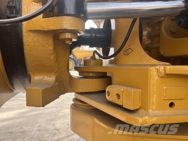 CAT 745 Dumper - Knickgelenk