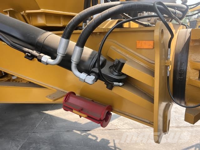 CAT 745 Dumper - Knickgelenk
