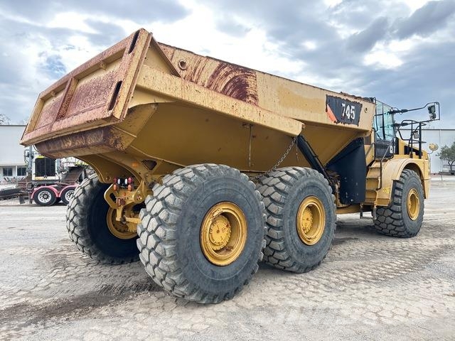 CAT 745 ساحبات مفصلية