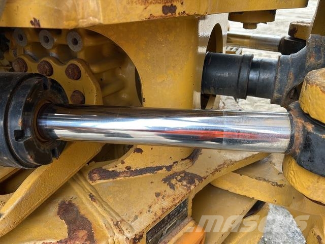 CAT 745 ساحبات مفصلية