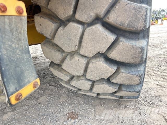CAT 745 ساحبات مفصلية