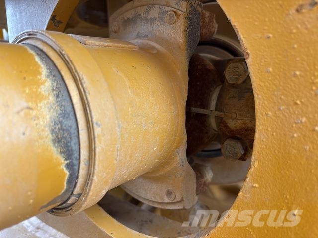 CAT 745C شاحنات ذات صهاريج