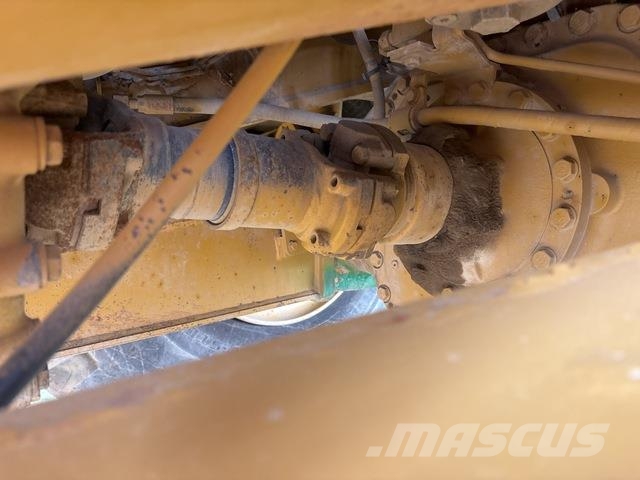 CAT 745C شاحنات ذات صهاريج