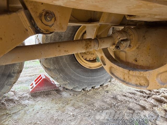 CAT 745C شاحنات ذات صهاريج