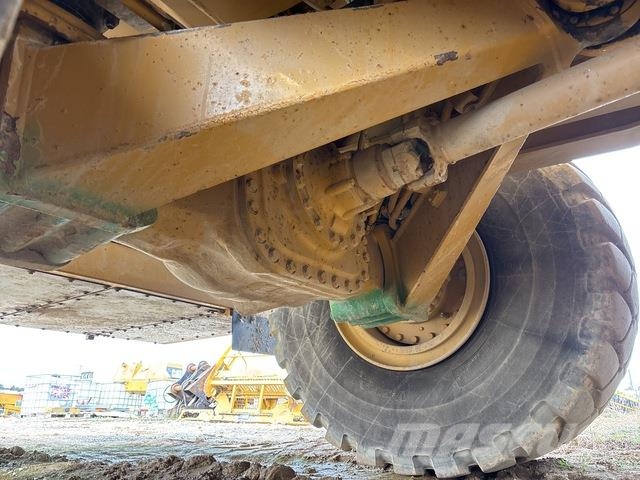 CAT 745C شاحنات ذات صهاريج