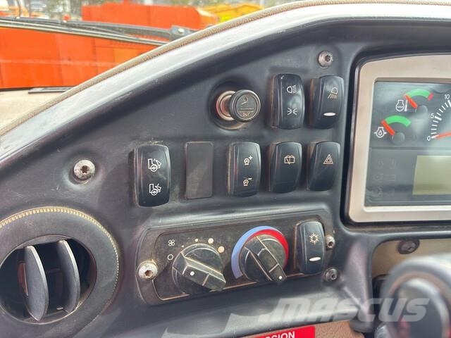 CAT 745C شاحنات ذات صهاريج