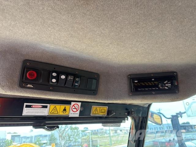 CAT 745C شاحنات ذات صهاريج