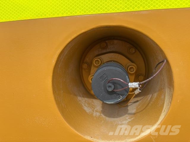 CAT 745C شاحنات ذات صهاريج