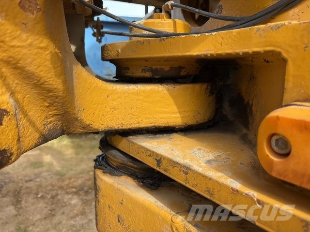 CAT 745C شاحنات ذات صهاريج