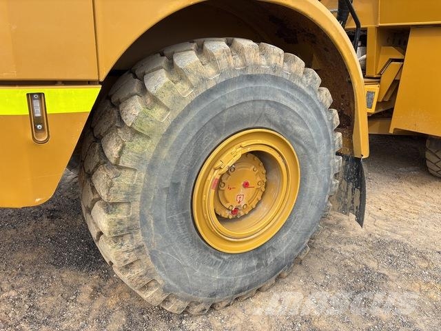 CAT 745C شاحنات ذات صهاريج