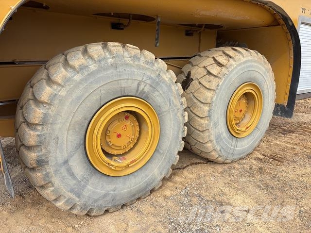 CAT 745C شاحنات ذات صهاريج
