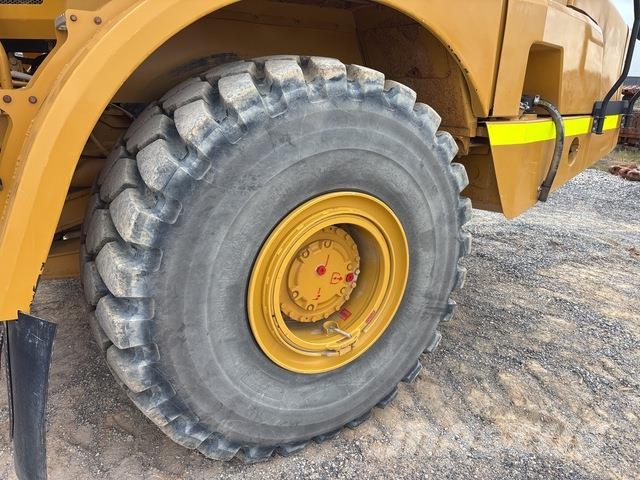 CAT 745C شاحنات ذات صهاريج