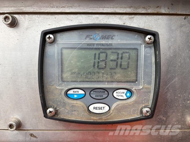 CAT 745C شاحنات ذات صهاريج