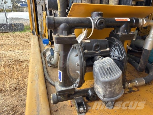 CAT 745C شاحنات ذات صهاريج