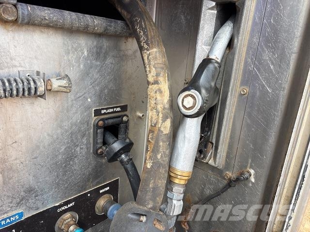 CAT 745C شاحنات ذات صهاريج