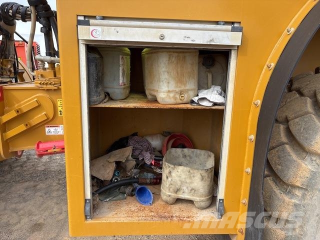 CAT 745C شاحنات ذات صهاريج