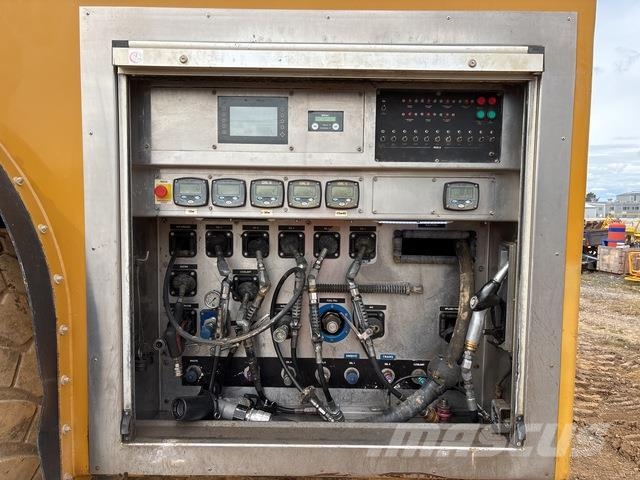 CAT 745C شاحنات ذات صهاريج